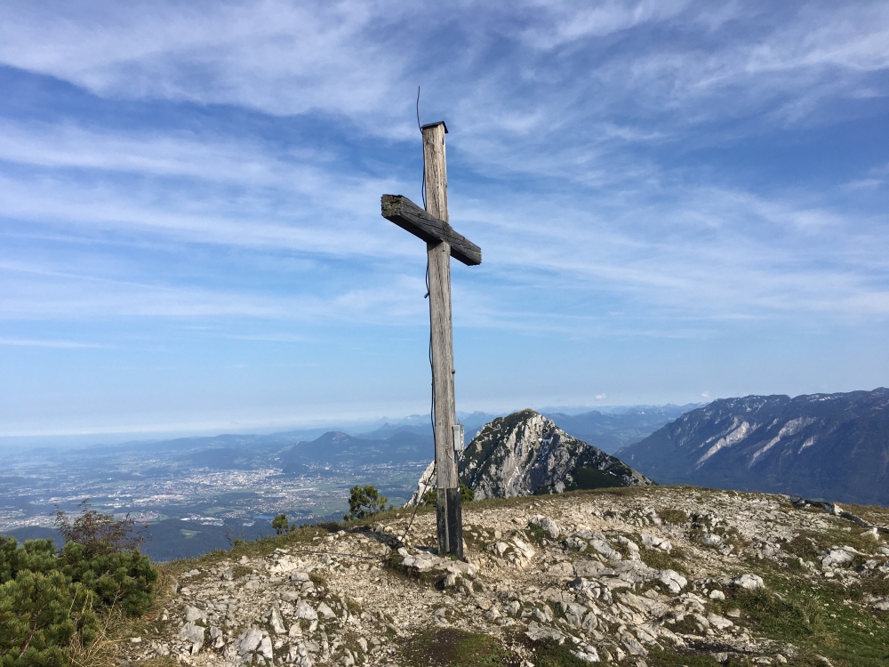 Zwiesel: Am Gipfel (im Hintergrund derHochstaufen)