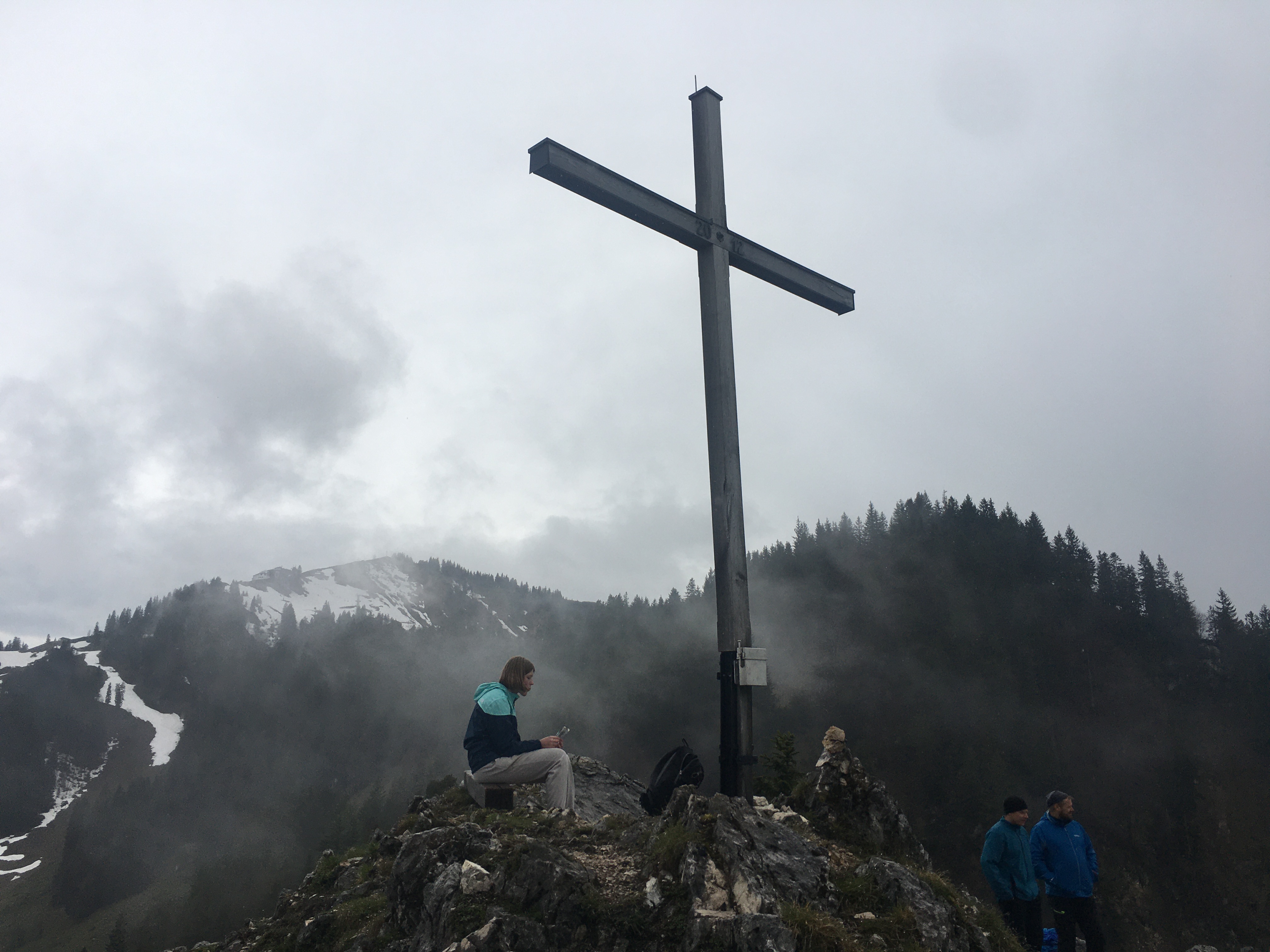 Waxenstein-Gipfelkreuz mit Brauneck (links) und Koteck (rechts) im Hintergrund,Foto: 